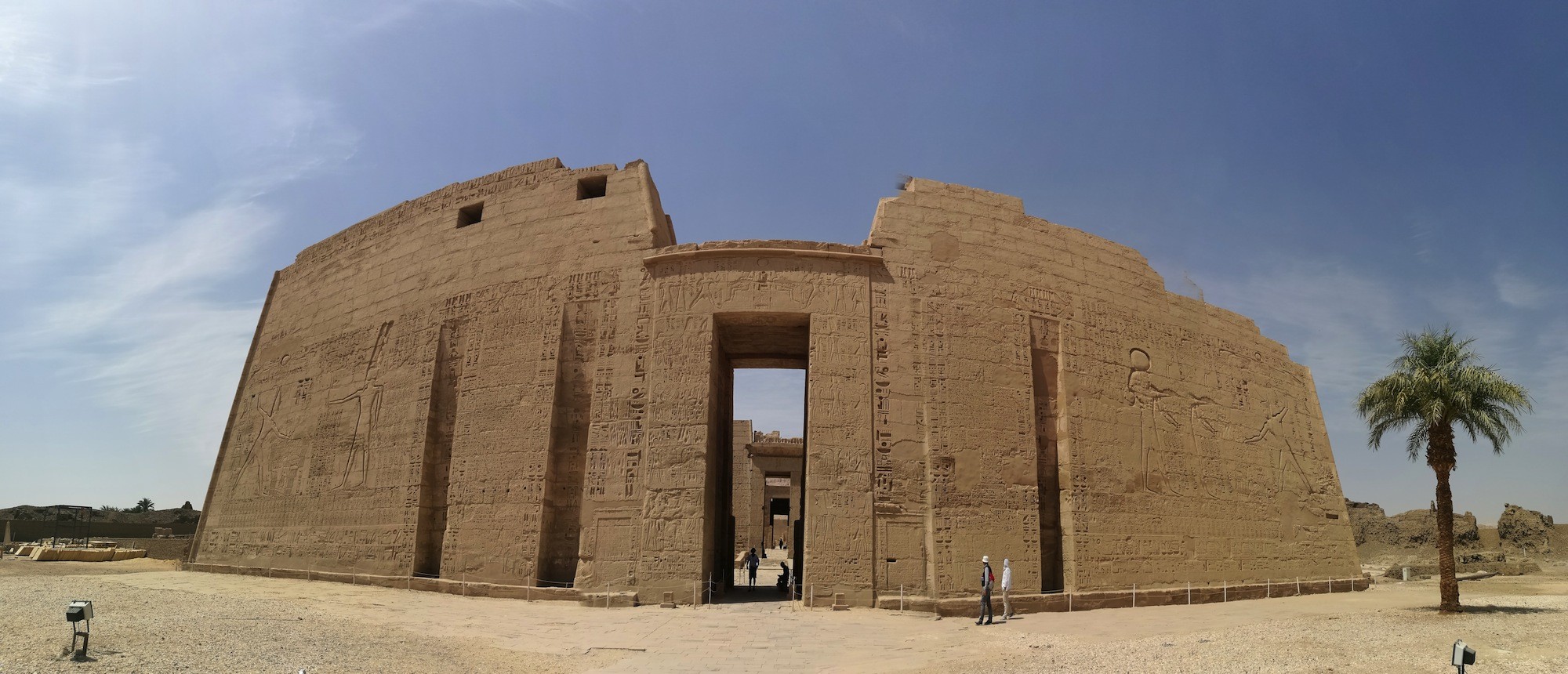这就是Medinet Habu著名的墙，它也是古埃及象形文字刻得最深的神庙，深到可以把半个头放进刻痕里。