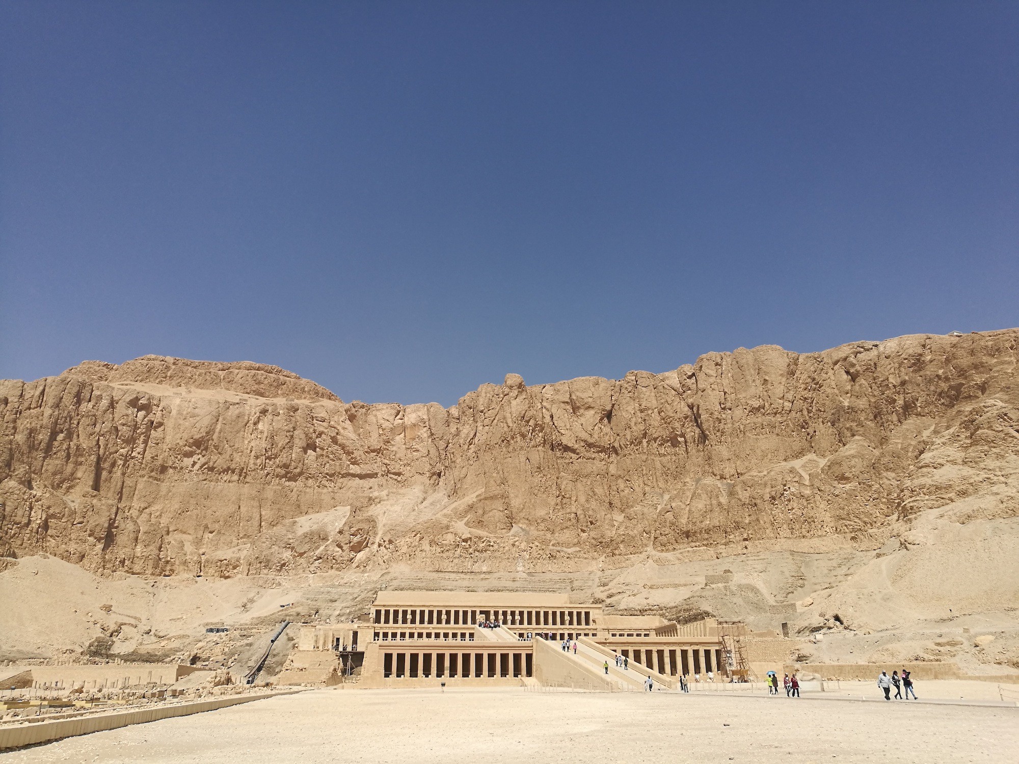 Hatshepsut Temple和Valley of the Kings差不多是背对背地靠在这座山上，只可惜埃及政府不允许爬过这座山，不然可以省去从外围绕路的麻烦了。