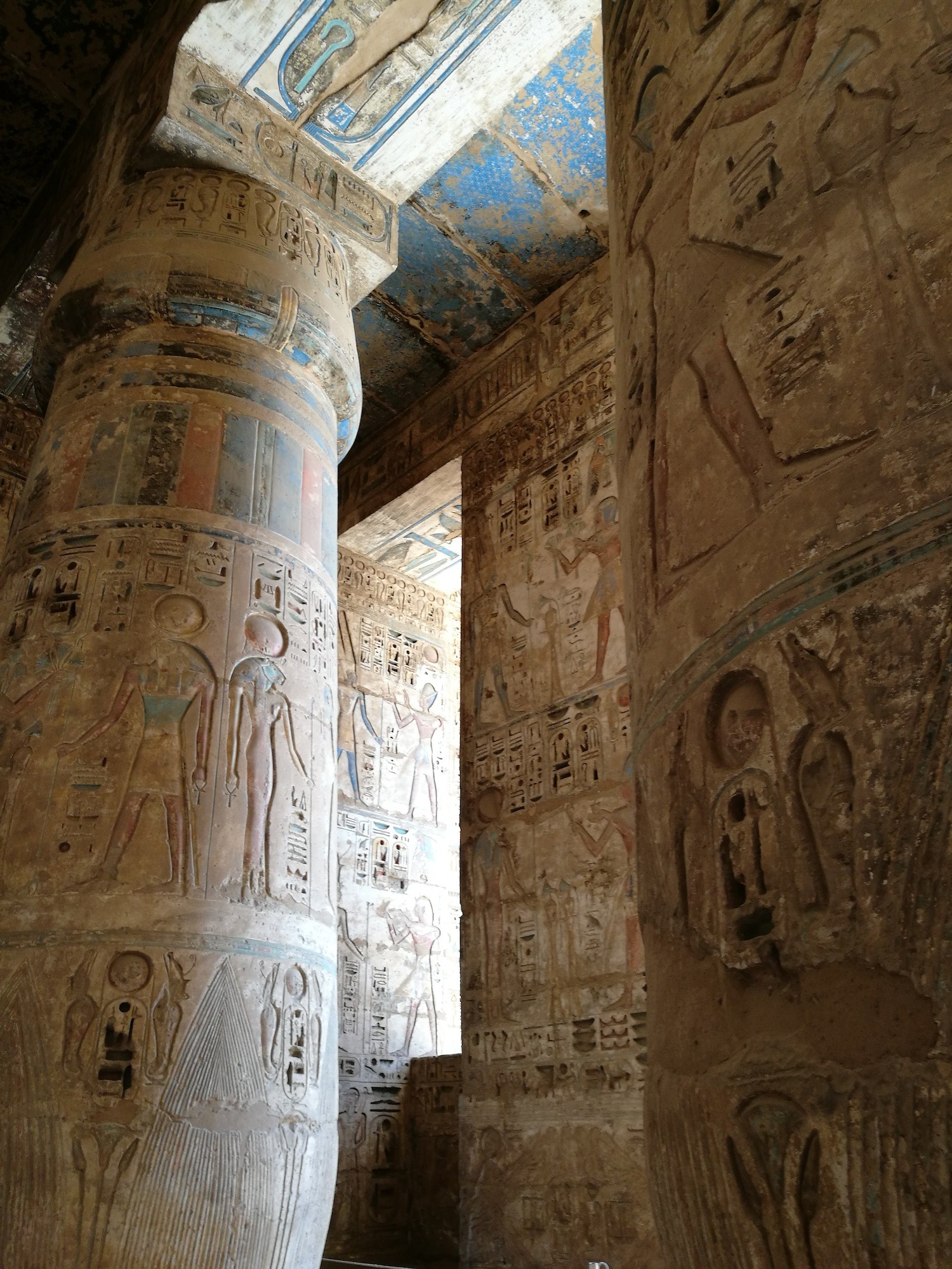 柱子上的有些雕刻非常深，应该是刻意的，一些颜色还保存至今，真的不易。据我所知，这里不是颜色保留最完整的古埃及建筑，还有更美的。