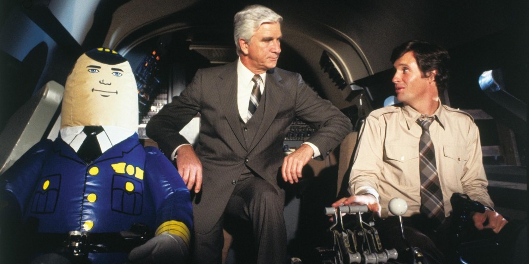 Airplane!》在80年代掀起恶搞片的高潮，同时捧红了白头佬Leslie Nielsen。